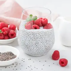 Pyszny deser z chia z malinami i miętą, przygotowany z nasion chia, mleka i świeżych owoców.
