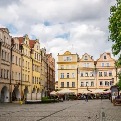Kolorowe kamienice na rynku, idealne miejsce na spacer. Jeleniogórska starówka oferuje wiele atrakcji dla dzieci, a kawiarnie zapraszają na odpoczynek.