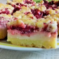 Kruche ciasto z budyniem i owocami wiśni, posypane kruszonką. Idealne na deser.