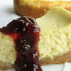 Pyszny sernik z serka wiejskiego polany wiśniową konfiturą. Idealny deser na każdą okazję.