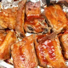 Pyszne żeberka w sosie BBQ, pieczone w folii aluminiowej. Idealne na grilla lub obiad.