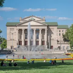 Fontanna przed Teatrem Wielkim w Poznaniu, idealne miejsce na relaks i poszukiwanie atrakcji dla dzieci poznań i okolice.