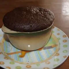 Puszyste ciasto z mikrofali w kubku, podane na talerzyku z motywem Kubusia Puchatka.
