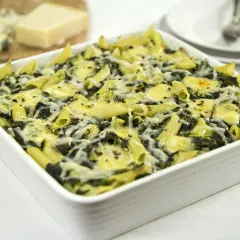 Pyszna zapiekanka ze szpinakiem i makaronem penne, zapieczona pod ciągnącym się serem. Idealna na szybki obiad.