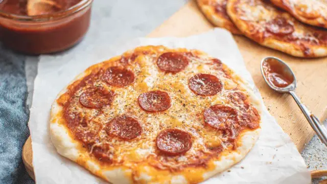 Pizza z tortilli na 3 sposoby. Jak zrobić chrupiący spód?